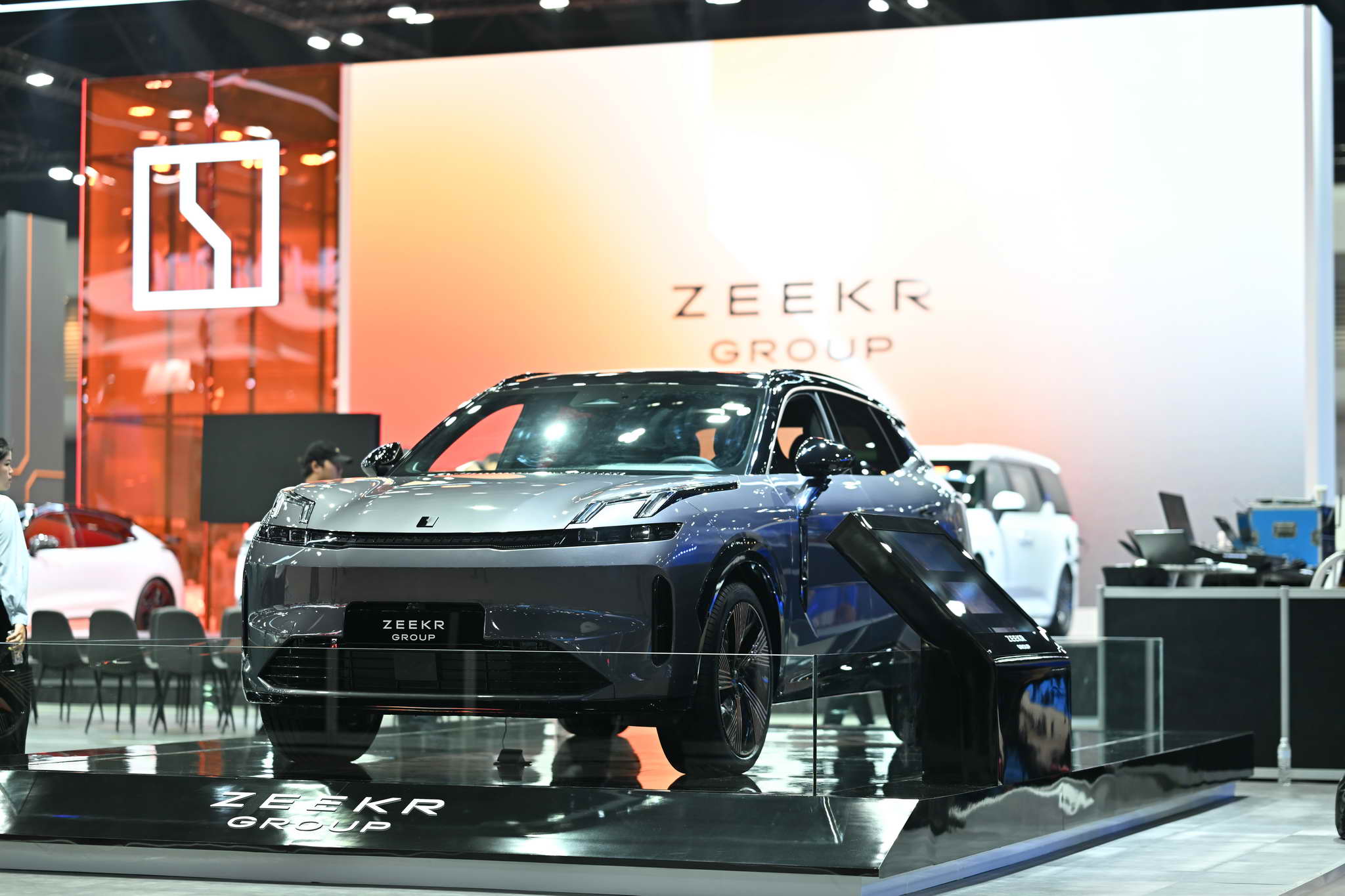 ZEEKR  reinforces its brand image as a premium luxury electric vehicle with the ZEEKR 7X and ZEEKR 009  7-seater single-motor models   for the first time.